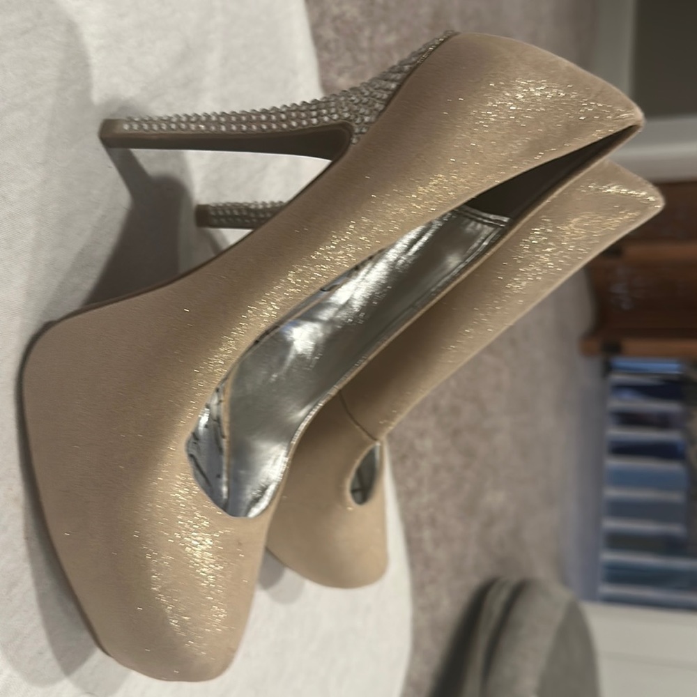 Crème material girl platform heels